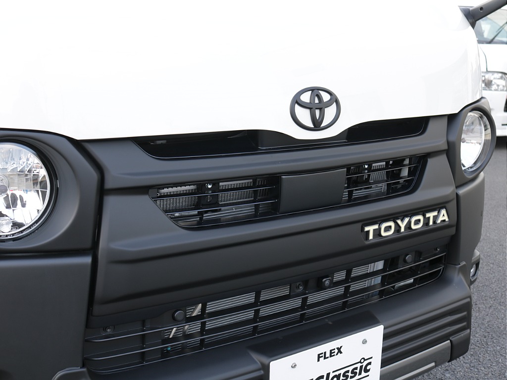 新車ハイエースＶ新作Ｗｏｏｄ　Ｒｉｍ内装架装車両入庫！！ＲＥクラシック丸目ライトフロントフェイスオリジナル１６インチアルミオリジナルオーバーフェンダーオリジナルＬＥＤテールアルパイン１１インチナビ装備