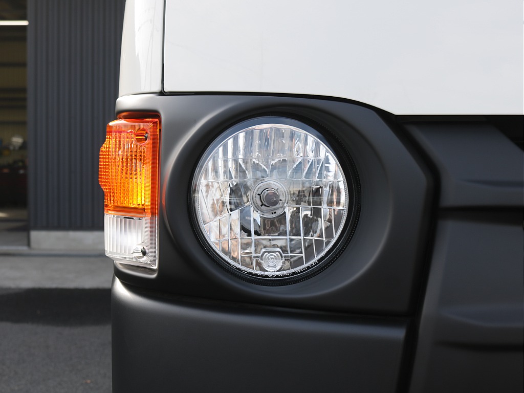 新車ハイエースＶ新作Ｗｏｏｄ　Ｒｉｍ内装架装車両入庫！！ＲＥクラシック丸目ライトフロントフェイスオリジナル１６インチアルミオリジナルオーバーフェンダーオリジナルＬＥＤテールアルパイン１１インチナビ装備