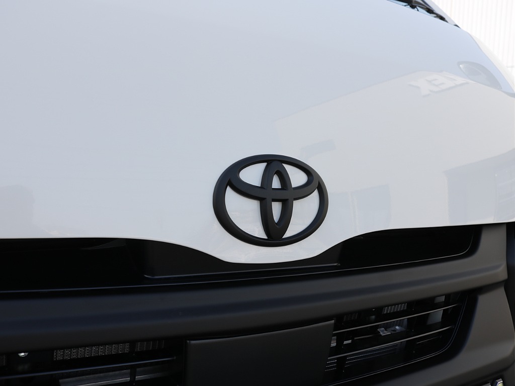 新車ハイエースＶ新作Ｗｏｏｄ　Ｒｉｍ内装架装車両入庫！！ＲＥクラシック丸目ライトフロントフェイスオリジナル１６インチアルミオリジナルオーバーフェンダーオリジナルＬＥＤテールアルパイン１１インチナビ装備