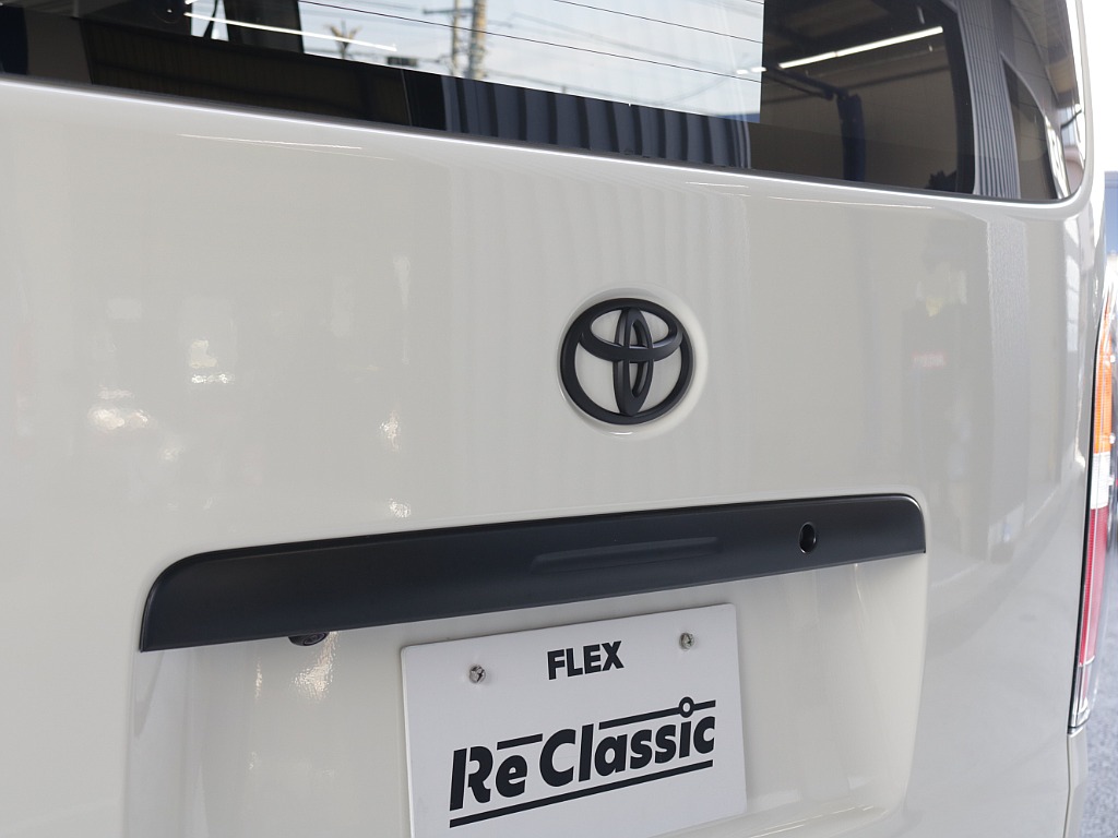 新車ハイエースＶ新作Ｗｏｏｄ　Ｒｉｍ内装架装車両入庫！！ＲＥクラシック丸目ライトフロントフェイスオリジナル１６インチアルミオリジナルオーバーフェンダーオリジナルＬＥＤテールアルパイン１１インチナビ装備