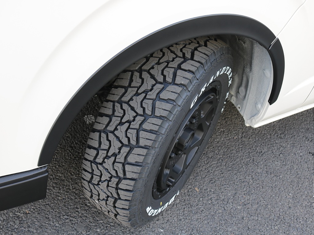 新車ハイエースＶ新作Ｗｏｏｄ　Ｒｉｍ内装架装車両入庫！！ＲＥクラシック丸目ライトフロントフェイスオリジナル１６インチアルミオリジナルオーバーフェンダーオリジナルＬＥＤテールアルパイン１１インチナビ装備