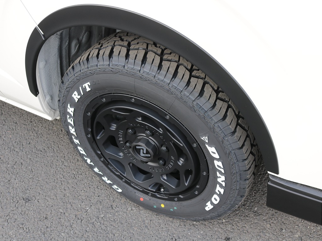 新車ハイエースＶ新作Ｗｏｏｄ　Ｒｉｍ内装架装車両入庫！！ＲＥクラシック丸目ライトフロントフェイスオリジナル１６インチアルミオリジナルオーバーフェンダーオリジナルＬＥＤテールアルパイン１１インチナビ装備