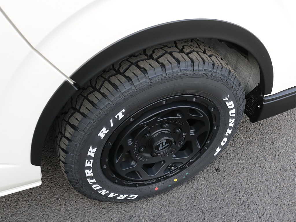 新車ハイエースＶ新作Ｗｏｏｄ　Ｒｉｍ内装架装車両入庫！！ＲＥクラシック丸目ライトフロントフェイスオリジナル１６インチアルミオリジナルオーバーフェンダーオリジナルＬＥＤテールアルパイン１１インチナビ装備