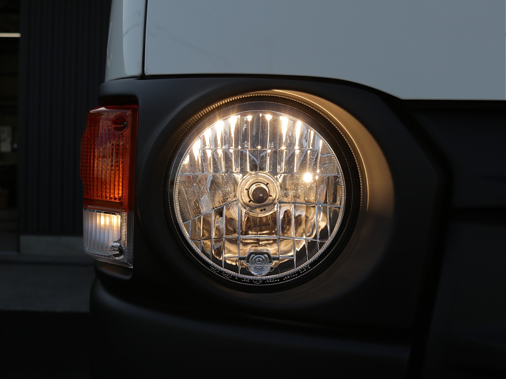 新車ハイエースＶ新作Ｗｏｏｄ　Ｒｉｍ内装架装車両入庫！！ＲＥクラシック丸目ライトフロントフェイスオリジナル１６インチアルミオリジナルオーバーフェンダーオリジナルＬＥＤテールアルパイン１１インチナビ装備