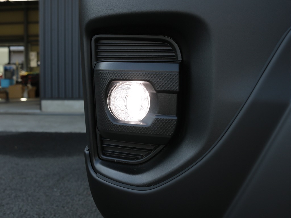 新車ハイエースＶ新作Ｗｏｏｄ　Ｒｉｍ内装架装車両入庫！！ＲＥクラシック丸目ライトフロントフェイスオリジナル１６インチアルミオリジナルオーバーフェンダーオリジナルＬＥＤテールアルパイン１１インチナビ装備