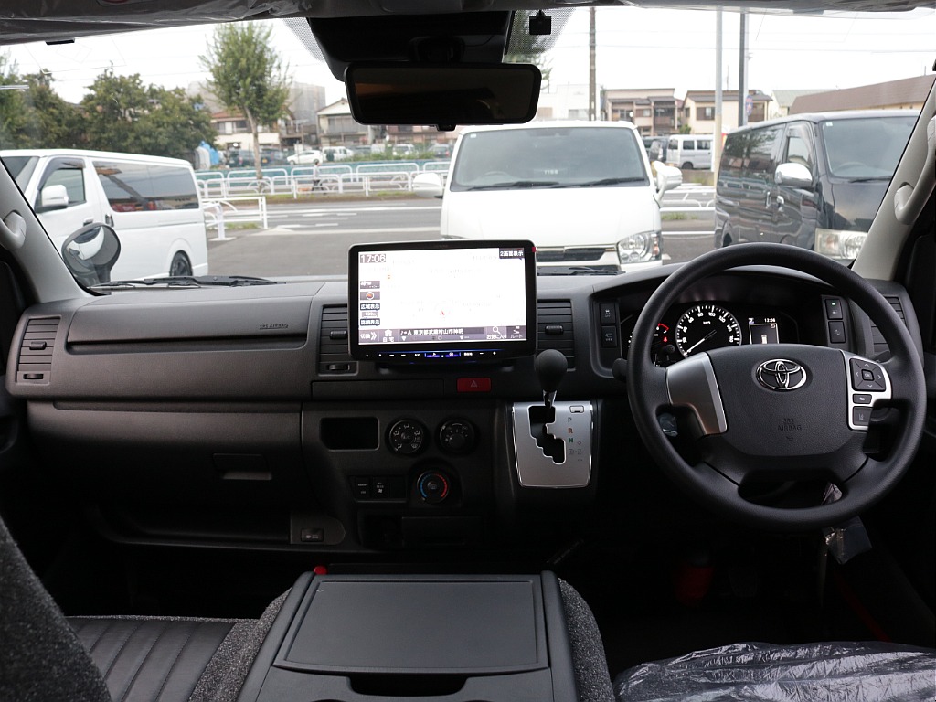 新車ハイエースＶ新作Ｗｏｏｄ　Ｒｉｍ内装架装車両入庫！！ＲＥクラシック丸目ライトフロントフェイスオリジナル１６インチアルミオリジナルオーバーフェンダーオリジナルＬＥＤテールアルパイン１１インチナビ装備