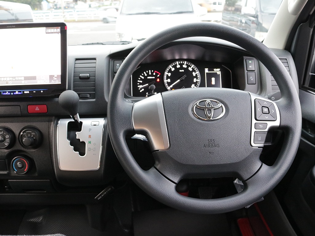 新車ハイエースＶ新作Ｗｏｏｄ　Ｒｉｍ内装架装車両入庫！！ＲＥクラシック丸目ライトフロントフェイスオリジナル１６インチアルミオリジナルオーバーフェンダーオリジナルＬＥＤテールアルパイン１１インチナビ装備