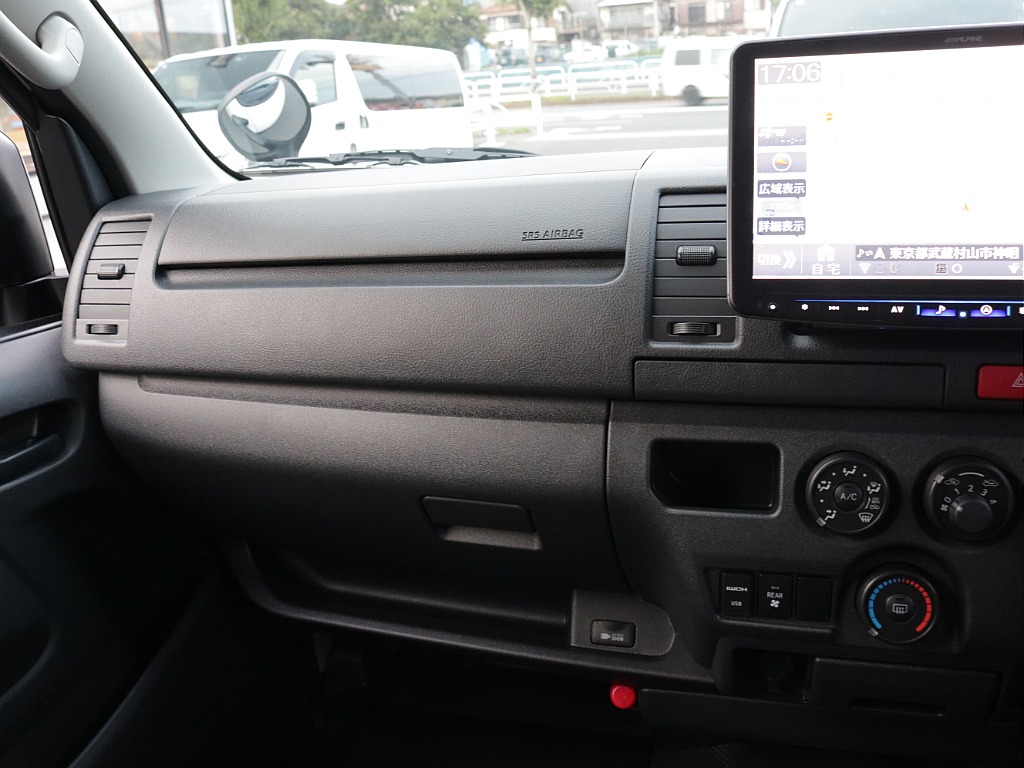 新車ハイエースＶ新作Ｗｏｏｄ　Ｒｉｍ内装架装車両入庫！！ＲＥクラシック丸目ライトフロントフェイスオリジナル１６インチアルミオリジナルオーバーフェンダーオリジナルＬＥＤテールアルパイン１１インチナビ装備