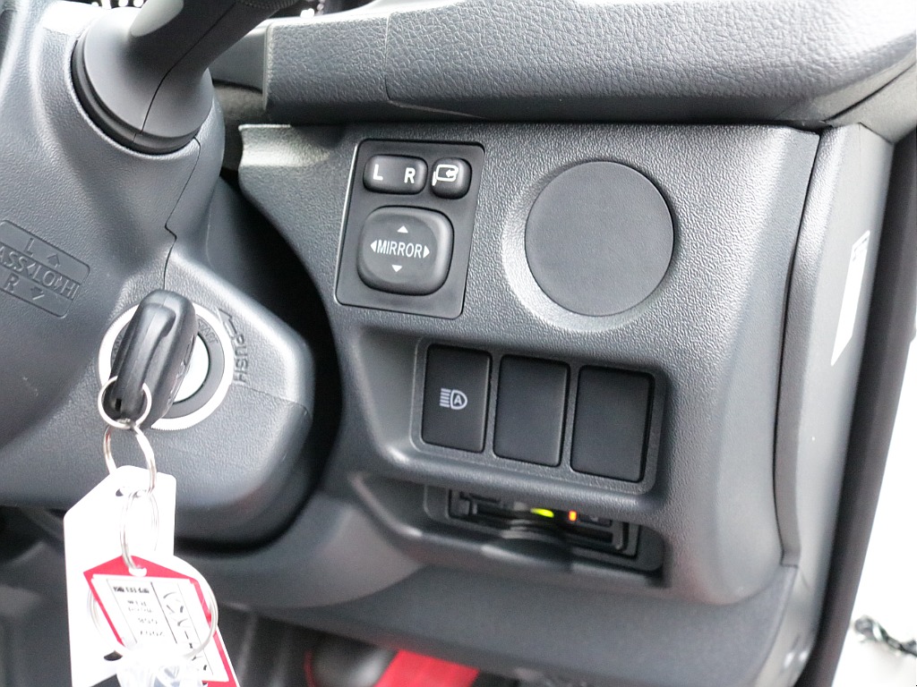 新車ハイエースＶ新作Ｗｏｏｄ　Ｒｉｍ内装架装車両入庫！！ＲＥクラシック丸目ライトフロントフェイスオリジナル１６インチアルミオリジナルオーバーフェンダーオリジナルＬＥＤテールアルパイン１１インチナビ装備