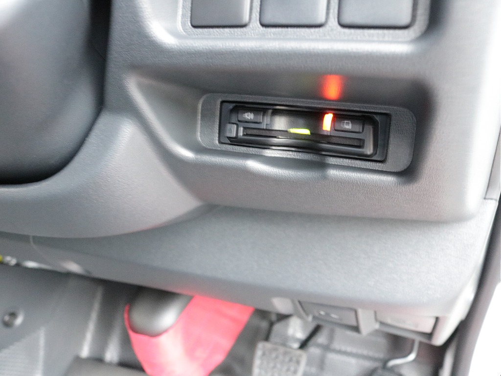 新車ハイエースＶ新作Ｗｏｏｄ　Ｒｉｍ内装架装車両入庫！！ＲＥクラシック丸目ライトフロントフェイスオリジナル１６インチアルミオリジナルオーバーフェンダーオリジナルＬＥＤテールアルパイン１１インチナビ装備