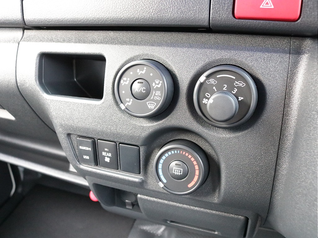 新車ハイエースＶ新作Ｗｏｏｄ　Ｒｉｍ内装架装車両入庫！！ＲＥクラシック丸目ライトフロントフェイスオリジナル１６インチアルミオリジナルオーバーフェンダーオリジナルＬＥＤテールアルパイン１１インチナビ装備