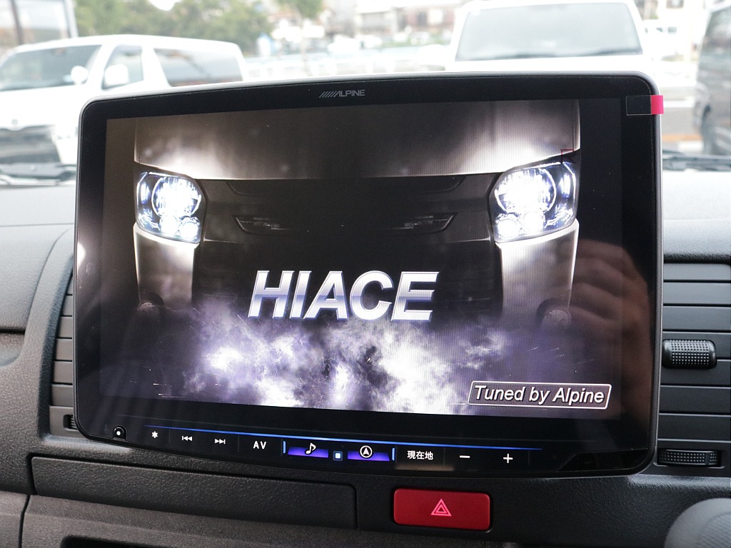 新車ハイエースＶ新作Ｗｏｏｄ　Ｒｉｍ内装架装車両入庫！！ＲＥクラシック丸目ライトフロントフェイスオリジナル１６インチアルミオリジナルオーバーフェンダーオリジナルＬＥＤテールアルパイン１１インチナビ装備