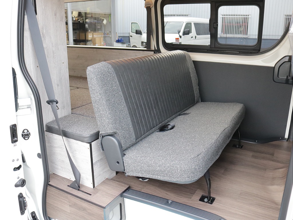 新車ハイエースＶ新作Ｗｏｏｄ　Ｒｉｍ内装架装車両入庫！！ＲＥクラシック丸目ライトフロントフェイスオリジナル１６インチアルミオリジナルオーバーフェンダーオリジナルＬＥＤテールアルパイン１１インチナビ装備