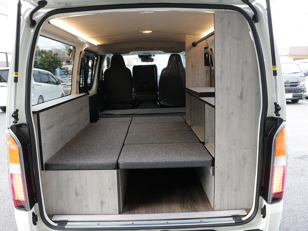 新車ハイエースＶ新作Ｗｏｏｄ　Ｒｉｍ内装架装車両入庫！！ＲＥクラシック丸目ライトフロントフェイスオリジナル１６インチアルミオリジナルオーバーフェンダーオリジナルＬＥＤテールアルパイン１１インチナビ装備