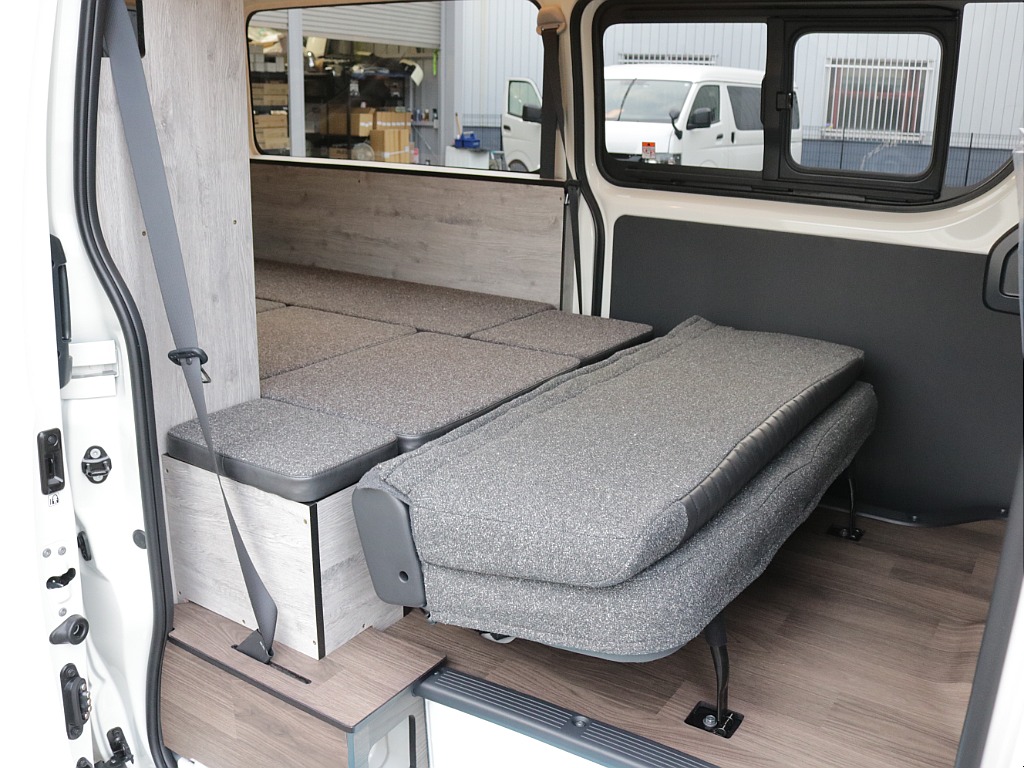 新車ハイエースＶ新作Ｗｏｏｄ　Ｒｉｍ内装架装車両入庫！！ＲＥクラシック丸目ライトフロントフェイスオリジナル１６インチアルミオリジナルオーバーフェンダーオリジナルＬＥＤテールアルパイン１１インチナビ装備