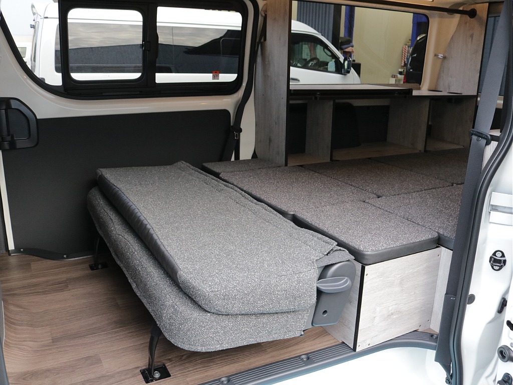 新車ハイエースＶ新作Ｗｏｏｄ　Ｒｉｍ内装架装車両入庫！！ＲＥクラシック丸目ライトフロントフェイスオリジナル１６インチアルミオリジナルオーバーフェンダーオリジナルＬＥＤテールアルパイン１１インチナビ装備