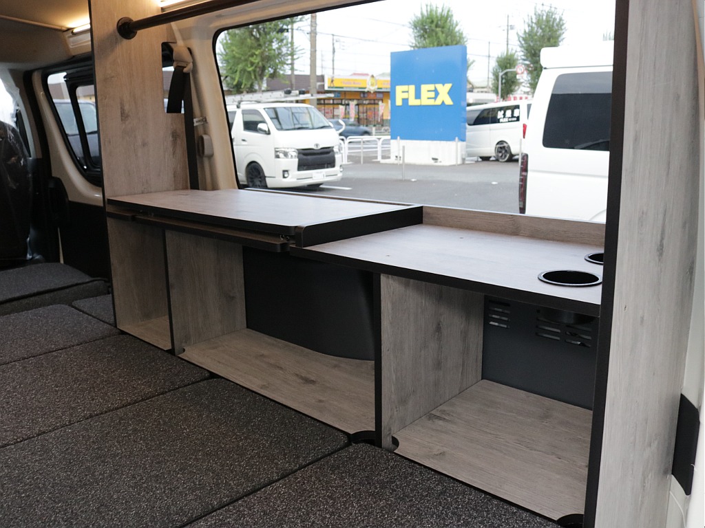 新車ハイエースＶ新作Ｗｏｏｄ　Ｒｉｍ内装架装車両入庫！！ＲＥクラシック丸目ライトフロントフェイスオリジナル１６インチアルミオリジナルオーバーフェンダーオリジナルＬＥＤテールアルパイン１１インチナビ装備