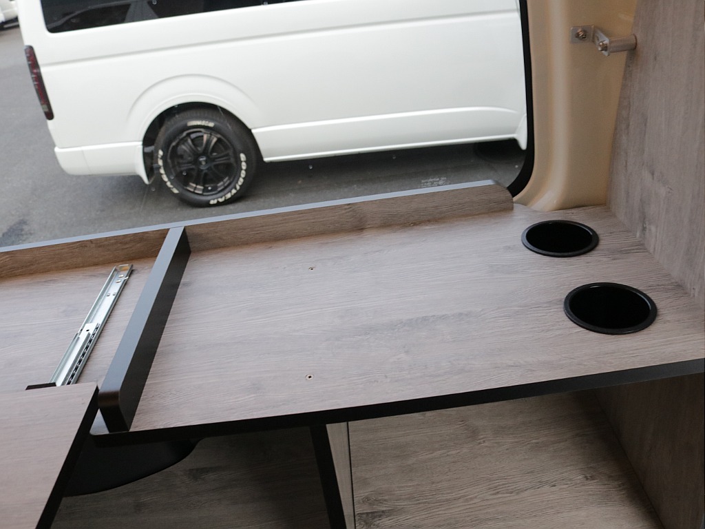 新車ハイエースＶ新作Ｗｏｏｄ　Ｒｉｍ内装架装車両入庫！！ＲＥクラシック丸目ライトフロントフェイスオリジナル１６インチアルミオリジナルオーバーフェンダーオリジナルＬＥＤテールアルパイン１１インチナビ装備