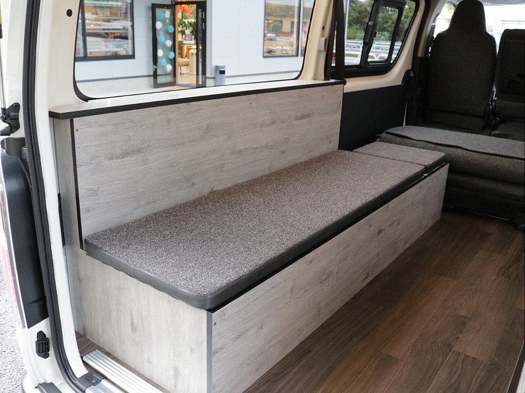 新車ハイエースＶ新作Ｗｏｏｄ　Ｒｉｍ内装架装車両入庫！！ＲＥクラシック丸目ライトフロントフェイスオリジナル１６インチアルミオリジナルオーバーフェンダーオリジナルＬＥＤテールアルパイン１１インチナビ装備