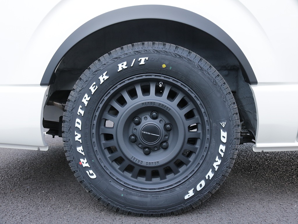 新車ハイエースＶ新作Ｗｏｏｄ　Ｒｉｍ内装架装車両入庫！！ヘッドライトインナーブラックオリジナル１６インチアルミオリジナルオーバーフェンダーオリジナルＬＥＤテールアルパイン１１インチナビ装備！！