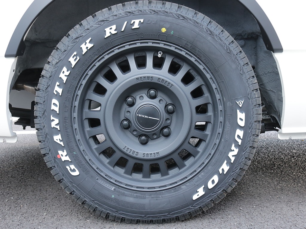 新車ハイエースＶ新作Ｗｏｏｄ　Ｒｉｍ内装架装車両入庫！！ヘッドライトインナーブラックオリジナル１６インチアルミオリジナルオーバーフェンダーオリジナルＬＥＤテールアルパイン１１インチナビ装備！！