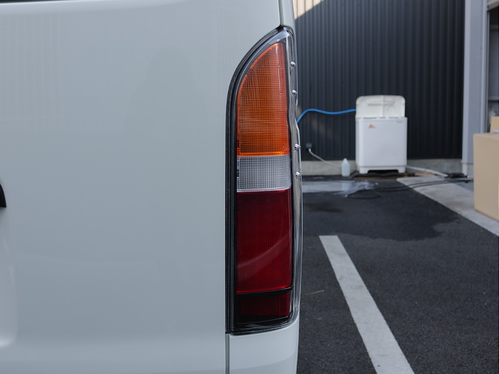 新車ハイエースＶ新作Ｗｏｏｄ　Ｒｉｍ内装架装車両入庫！！ヘッドライトインナーブラックオリジナル１６インチアルミオリジナルオーバーフェンダーオリジナルＬＥＤテールアルパイン１１インチナビ装備！！