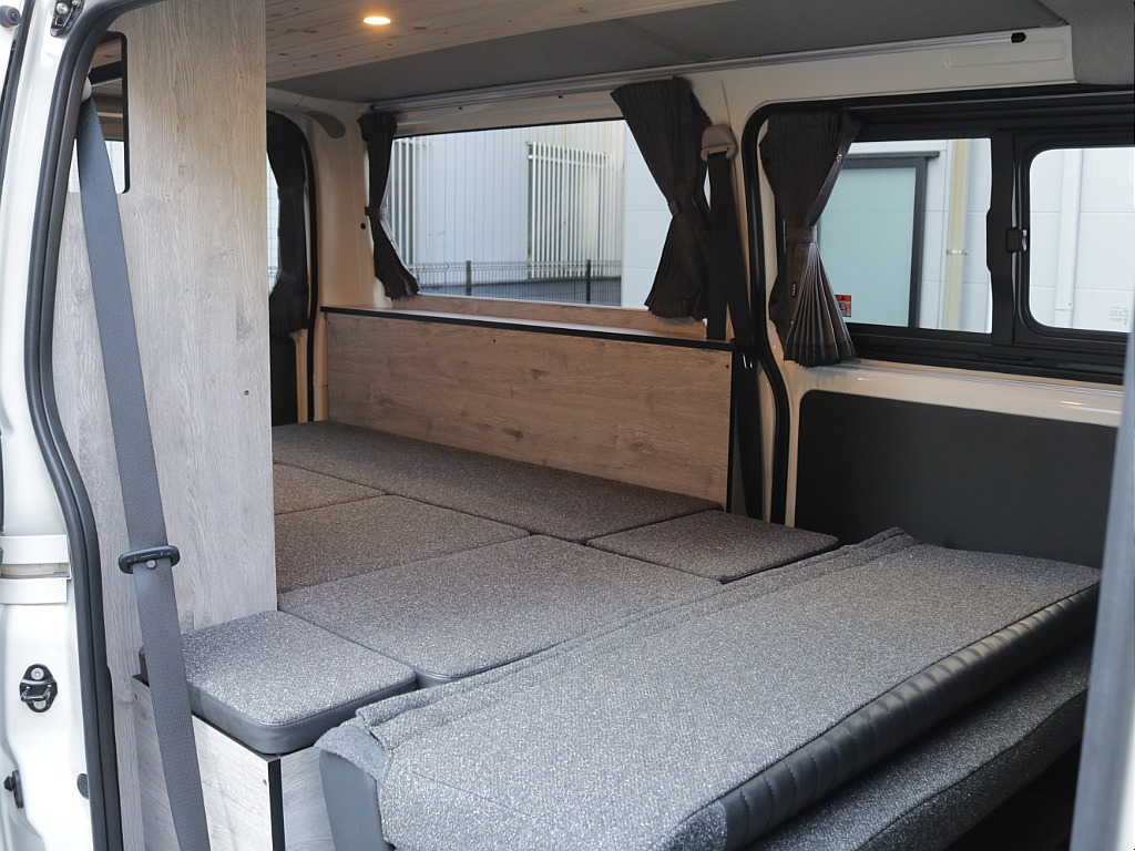 新車ハイエースＶ新作Ｗｏｏｄ　Ｒｉｍ内装架装車両入庫！！ヘッドライトインナーブラックオリジナル１６インチアルミオリジナルオーバーフェンダーオリジナルＬＥＤテールアルパイン１１インチナビ装備！！