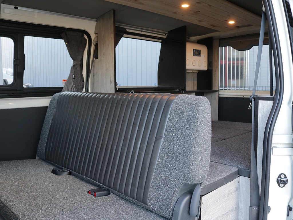 新車ハイエースＶ新作Ｗｏｏｄ　Ｒｉｍ内装架装車両入庫！！ヘッドライトインナーブラックオリジナル１６インチアルミオリジナルオーバーフェンダーオリジナルＬＥＤテールアルパイン１１インチナビ装備！！