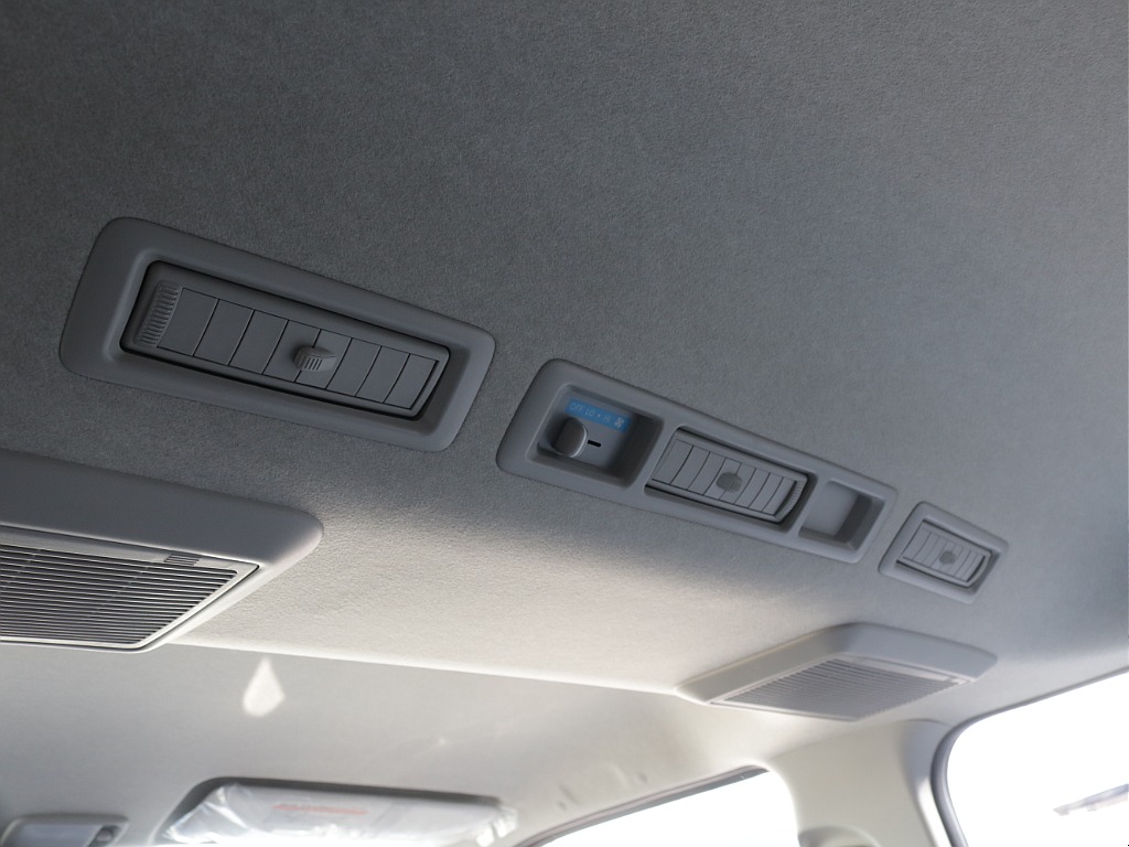 新車ハイエースＶ新作Ｗｏｏｄ　Ｒｉｍ内装架装車両入庫！！ヘッドライトインナーブラックオリジナル１６インチアルミオリジナルオーバーフェンダーオリジナルＬＥＤテールアルパイン１１インチナビ装備！！