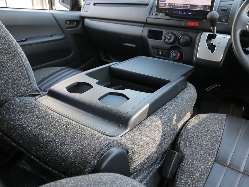 新車ハイエースＶ新作Ｗｏｏｄ　Ｒｉｍ内装架装車両入庫！！ヘッドライトインナーブラックオリジナル１６インチアルミオリジナルオーバーフェンダーオリジナルＬＥＤテールアルパイン１１インチナビ装備！！