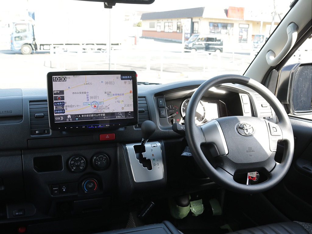 新車ハイエースＶ新作Ｗｏｏｄ　Ｒｉｍ内装架装車両入庫！！ヘッドライトインナーブラックオリジナル１６インチアルミオリジナルオーバーフェンダーオリジナルＬＥＤテールアルパイン１１インチナビ装備！！