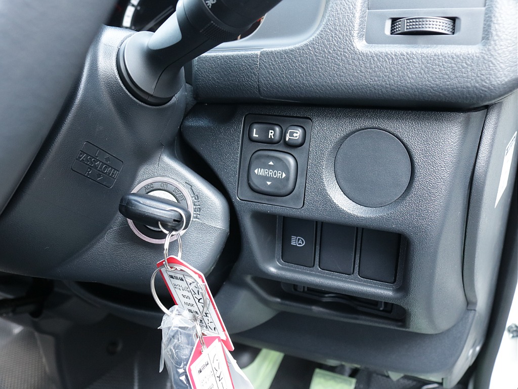 新車ハイエースＶ新作Ｗｏｏｄ　Ｒｉｍ内装架装車両入庫！！ヘッドライトインナーブラックオリジナル１６インチアルミオリジナルオーバーフェンダーオリジナルＬＥＤテールアルパイン１１インチナビ装備！！