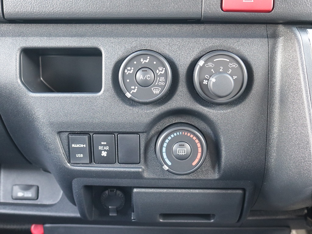 新車ハイエースＶ新作Ｗｏｏｄ　Ｒｉｍ内装架装車両入庫！！ヘッドライトインナーブラックオリジナル１６インチアルミオリジナルオーバーフェンダーオリジナルＬＥＤテールアルパイン１１インチナビ装備！！