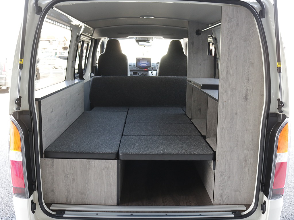新車ハイエースＶ新作Ｗｏｏｄ　Ｒｉｍ内装架装車両入庫！！ヘッドライトインナーブラックオリジナル１６インチアルミオリジナルオーバーフェンダーオリジナルＬＥＤテールアルパイン１１インチナビ装備！！
