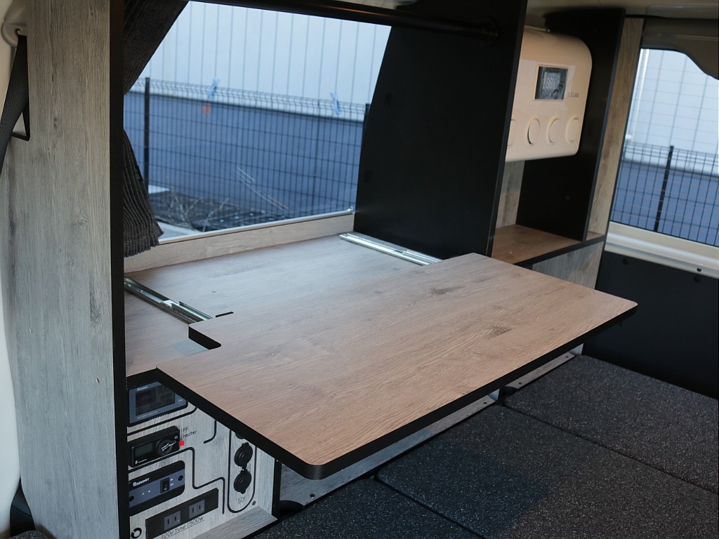 新車ハイエースＶ新作Ｗｏｏｄ　Ｒｉｍ内装架装車両入庫！！ヘッドライトインナーブラックオリジナル１６インチアルミオリジナルオーバーフェンダーオリジナルＬＥＤテールアルパイン１１インチナビ装備！！