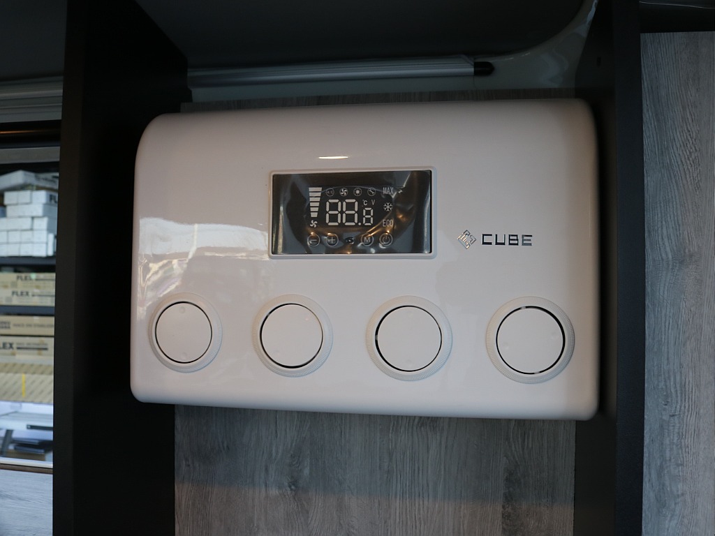 新車ハイエースＶ新作Ｗｏｏｄ　Ｒｉｍ内装架装車両入庫！！ヘッドライトインナーブラックオリジナル１６インチアルミオリジナルオーバーフェンダーオリジナルＬＥＤテールアルパイン１１インチナビ装備！！