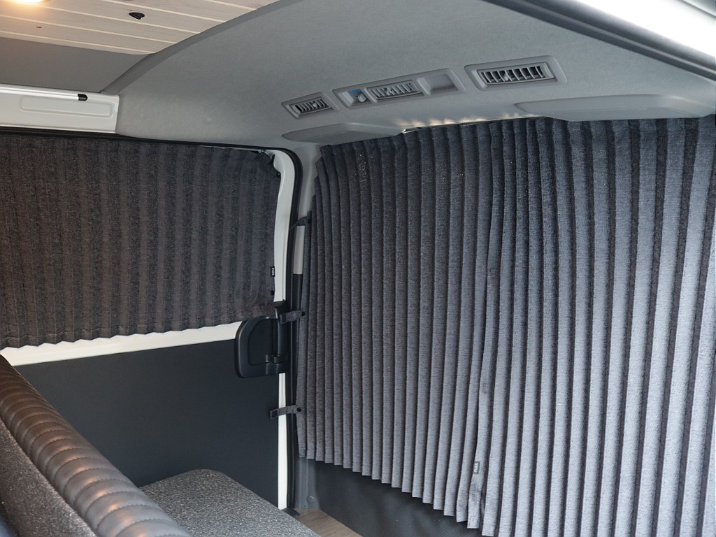 新車ハイエースＶ新作Ｗｏｏｄ　Ｒｉｍ内装架装車両入庫！！ヘッドライトインナーブラックオリジナル１６インチアルミオリジナルオーバーフェンダーオリジナルＬＥＤテールアルパイン１１インチナビ装備！！