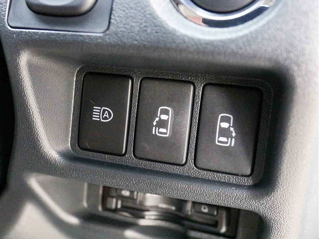 オートハイビームスイッチ＆パワースライドドアスイッチ付き！！