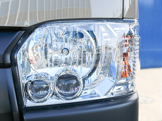 夜間の走行も安心のLEDヘッドランプ付き！！