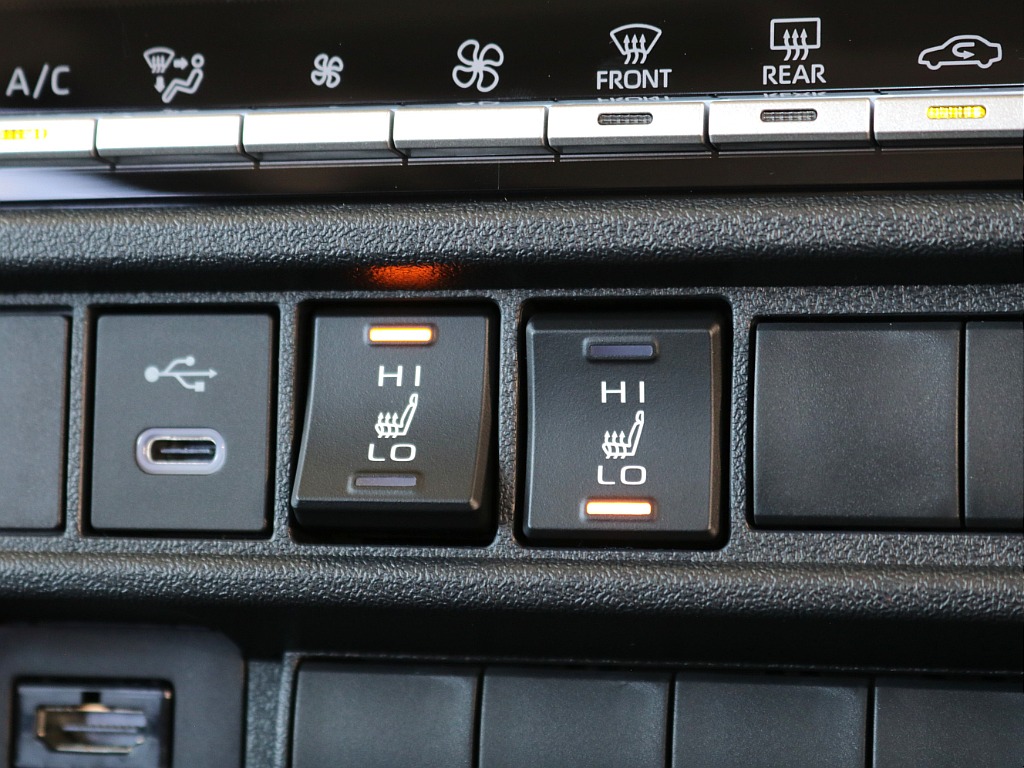 Lo-Hi温度切替機能付の前席シートヒーター