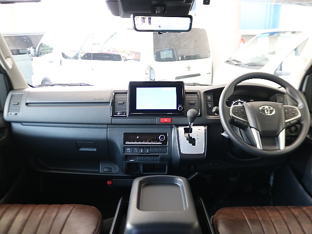 運転席助手席周りは新型で高級感あります♪