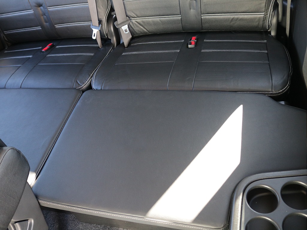 2列目以降もゆったり過ごせる広々空間になっております！！スマートベットキットもついております！！