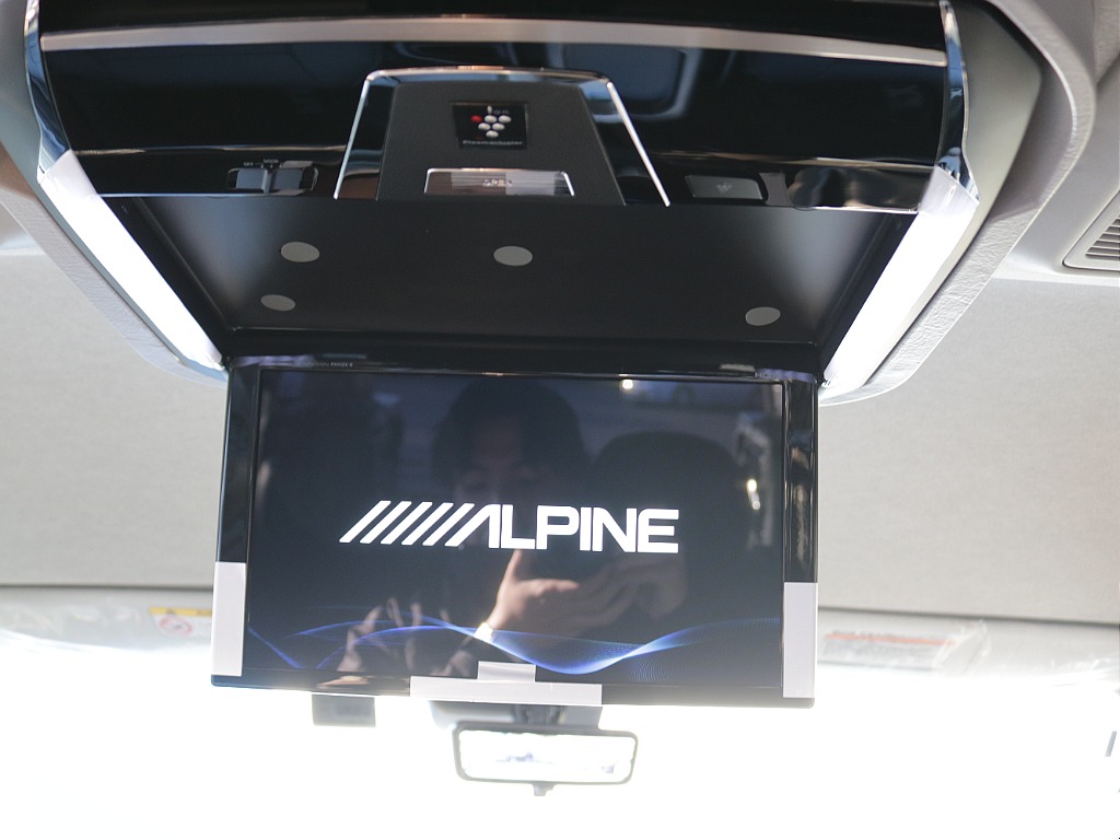 アルパイン12.8インチフリップダウンモニター付きで大画面で後部座席の方もテレビなどご覧いただけます！！