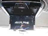 アルパイン12.8インチフリップダウンモニター付きで大画面で後部座席の方もテレビなどご覧いただけます！！