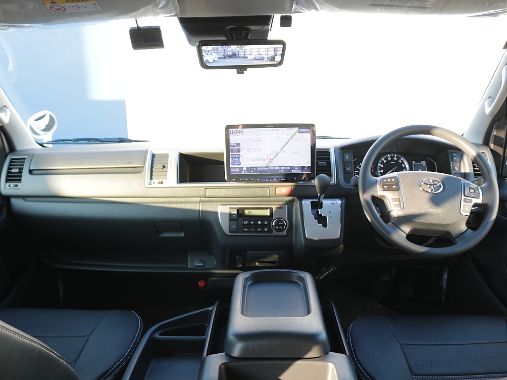 運転席・助手席はワイド幅ならではの広々空間！！長距離ドライブでも快適性ばっちり♪