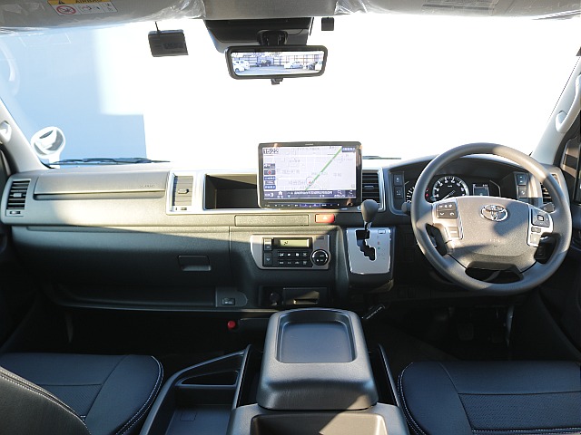 運転席・助手席はワイド幅ならではの広々空間！！長距離ドライブでも快適性ばっちり♪