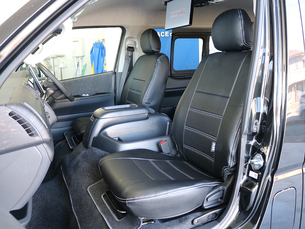 シートカバーが装着されており高級感ある内装になっています♪