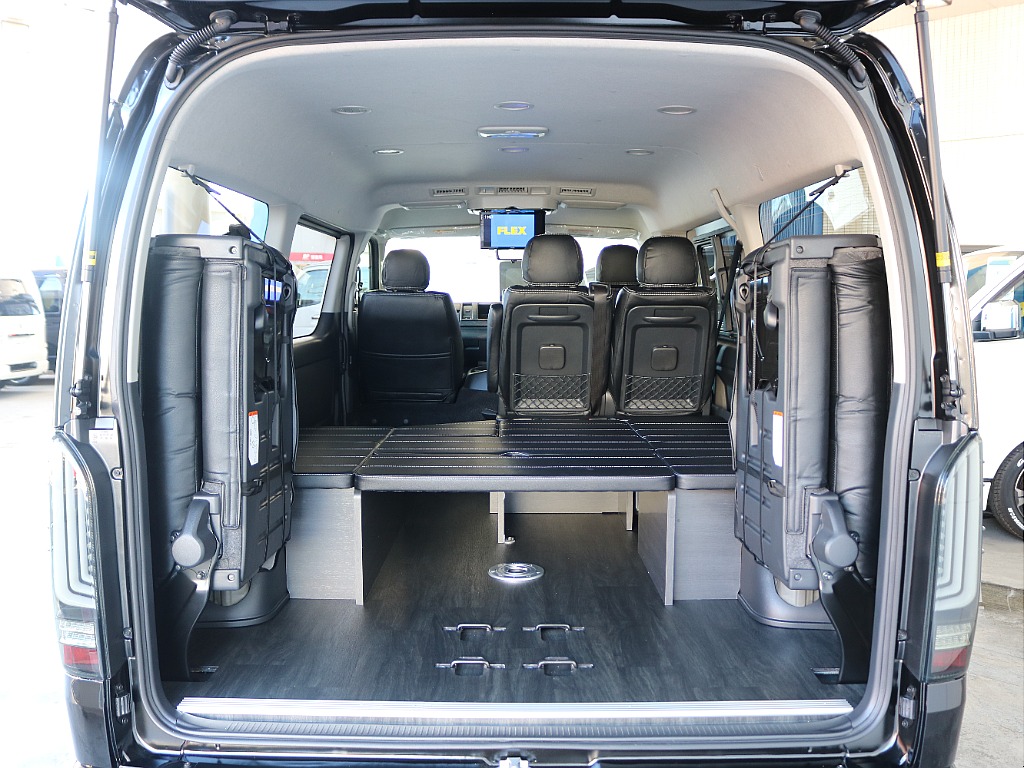 一番後ろのシートは跳ね上げが可能で積載力もあります♪