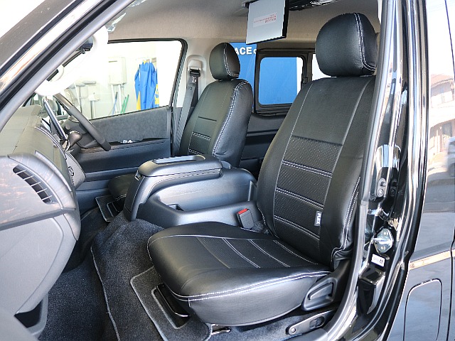 シートカバーが装着されており高級感ある内装になっています♪