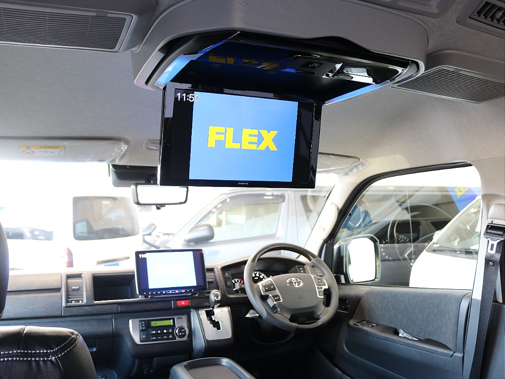 後席には12.8インチのフリップダウンモニターがインストールされています☆